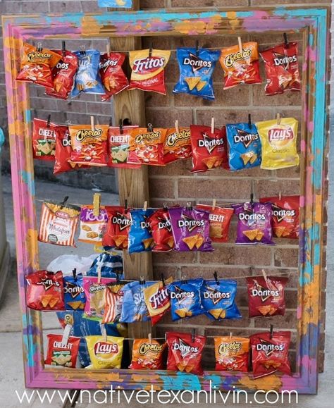 DIY Chip Bag Display -  Paint an empty wooden frame. Staple twine to the back of frame. Add clothespin and chips. Birthday Party Stations, Chips At A Party, Party Stations, Mexican Birthday Parties, Village Fete, Bbq Table, Mexican Birthday, Outdoor Cinema, Mexican Party Theme