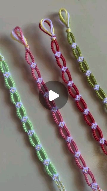 Daisy Chain Bracelet Tutorial, Thread Bracelets Diy, Daisy Chain Tutorial, How To Make Bracelets With Thread, Thread Bracelets Tutorial, Bracelets String, Chain Tutorial, Daisy Chain Bracelet, Thread Crafts