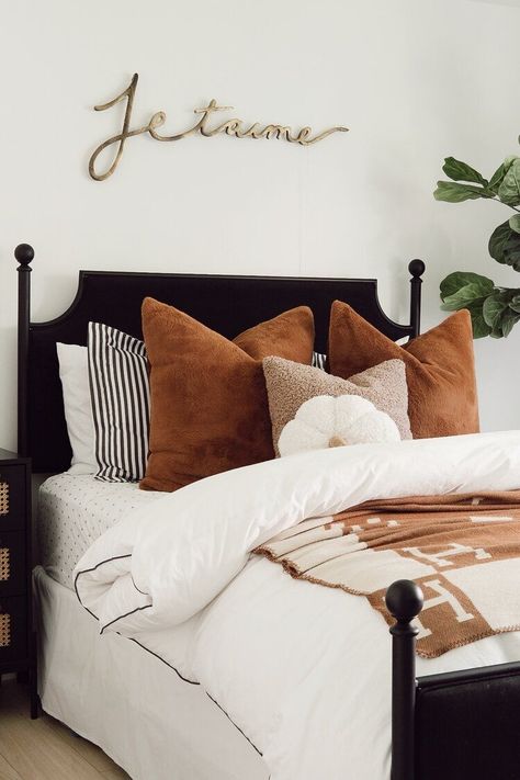 White And Brown Bedroom, Brown Bedroom Decor, Fall Bedroom, Gold Bedroom, Black Bedroom, Interior Bedroom, Comfortable Bedroom, Apartment Decor Inspiration, Master Bedrooms Decor