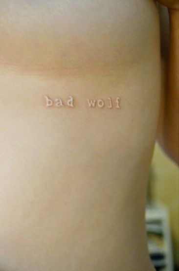 50 Fantastic "Doctor Who" Tattoos Bad Wolf Tattoo, Rik Lee, White Ink Tattoo, Geniale Tattoos, Simple Quotes, Wolf Tattoo, White Tattoo, Bad Wolf, Graffiti Lettering