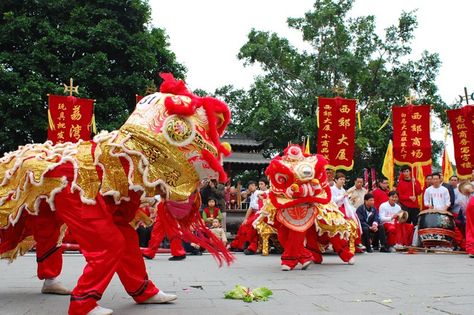 Chinese New Year Spring Festival Outfit, Spring Holiday Outfit, Chinese New Year Outfit, Chinese New Year Traditions, China Travel Guide, New Years Traditions, Celebration Around The World, Year Of The Monkey, Festivals Around The World