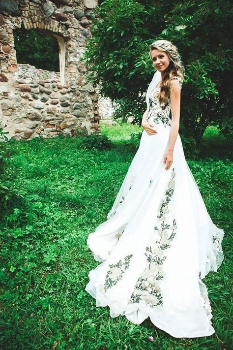 Wedding Dress With Green, Emerald Wedding Dresses, Brides Gown, Gown Ideas, Green Wedding Dresses, Unconventional Wedding Dress, Wedding Dress Patterns, White Wedding Dress, Vintage Hippie