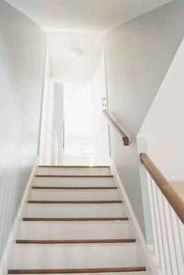 White risers can brighten a tight or poorly lit stairway and lend it a more spacious feel, and can also accentuate darker stain on the steps or deeply colored nearby walls. Enclosed Stairwell, Stained Steps, Narrow Stairway, White Stair Risers, Staircase Renovation, Stairs Colours, Bear Cave, Stairs Railing, White Stairs