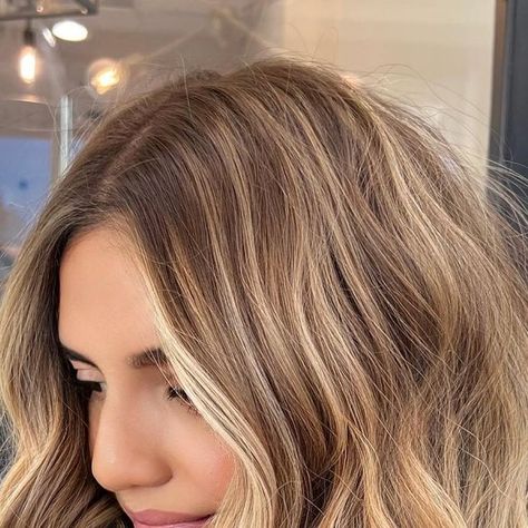 Paula Pedersen on Instagram: "Honey tones✨☀️ Lightened her using my teasy light tipped out ends technique with my fav @lorealpro blonde studio 8 Toned with @redken shades eq 9gb 8wg ##njsalon #njhair #njbalayage #nycbalayage #modernsalon #americansalon #showmethebalayage #bestofbalayage #brooklynsalon #mastersofbalayage #balayagegoals #monmouthcountysalon #calistyle #beachwaves #redkenshadeseq #balayageartist #balayageinspo #dailyhairinspo #njbalayagespecialist #hairinspo #hairgoals #BEHINDTHE Level 7 Blonde With Highlights, Honey Blonde Hair Redken Shades, Teasy Lights Blonde, Teasy Lights, Redken Shades, Redken Shades Eq, Dirty Blonde Hair, Honey Blonde Hair, Dirty Blonde