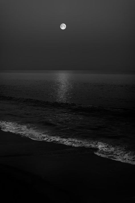 grayscale photo of ocean waves photo – Free Malibu Image on Unsplash Ocean Waves Photos, Outer Space Pictures, Nature Images Hd, Dark Beach, Moon Beach, Ocean At Night, Beach At Night, Sea Wallpaper, Photos For Profile Picture