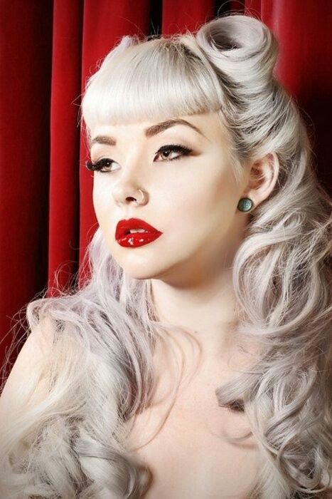 Betty page bang Cabelo Pin Up, Long Platinum Blonde, Victory Rolls, Rockabilly Hair, Pin Up Hair, Platinum Blonde Hair, Retro Hairstyles, Halloween Make, Red Lipstick