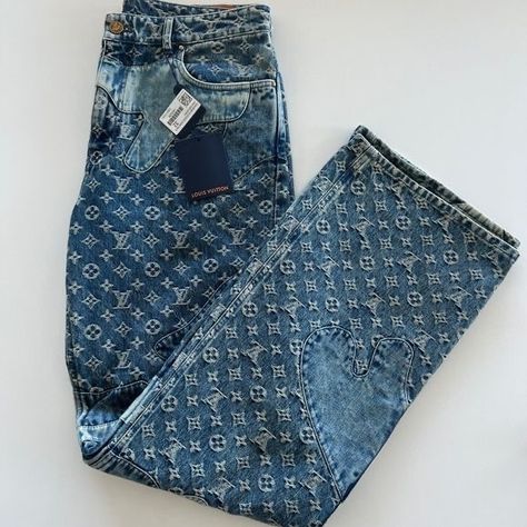 Louis Vuitton Streetwear, Lv Carpenter Pants, Louis Vuitton Aesthetic Outfit, Louis Vuitton Women Clothes, Luis Vuitton Clothes, Louis Vuitton Clothes Women, Lv Pants, Lv Jeans, Louis Vuitton Pants