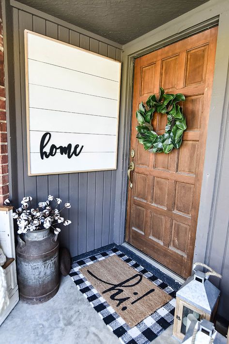 White Pumpkin Decor, Veranda Design, Porch Styles, Farmhouse Front Door, Front Porch Design, Farmhouse Front Porches, Farmhouse Porch, Porte Decorate, Diy Outdoor Decor