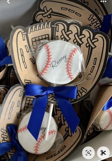 Tball Snacks, Baseball Sugar Cookies, Softball Cookies, Baseball Treats, Baseball Cookies, Dodger Baseball, Baseball Theme Birthday, Baseball Theme Party, Sugar Cookie Royal Icing