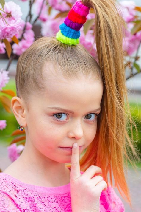 Cupcake Hairstyle, Easy Crazy Hairstyles, Crazy Hair For Kids, Crazy Hair Day Ideas, Wacky Hair Days, Going Out Hairstyles, Wacky Hair, Crazy Hair Day At School, Crazy Hair Day