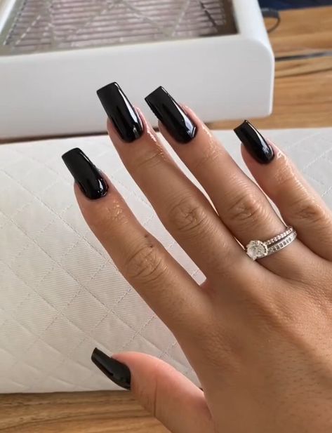 Black Nail Outfit, All Black Nails Acrylic Coffin Long, Simple Black Square Nails, Sleek Black Nails, Black Tapper Square Nails, Black Medium Square Nails, Medium Square Black Nails, Black Acrylic Nails Medium Length, Black Nails Acrylic Squares