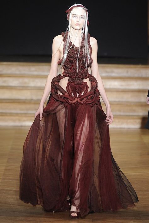 Avant Garde Gown Runway, Avangard Fashion, Yiqing Yin, Unconventional Fashion, Sculptural Fashion, Binary Code, Spring Couture, Avant Garde Fashion, Textiles Fashion