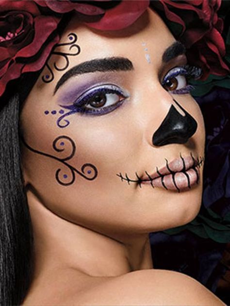 maybelline-tip-tutorial-halloween-sugar-skull-promo Day Of The Dead Makeup Easy Simple, Easy Dia De Los Muertos Makeup Ideas, Makeup Catrina Facil, Halloween Tutorial Makeup, Sugar Skull Makeup Easy, Makijaż Sugar Skull, Candy Skull Makeup, Last Minute Halloween Kostüm, Creepy Doll Makeup