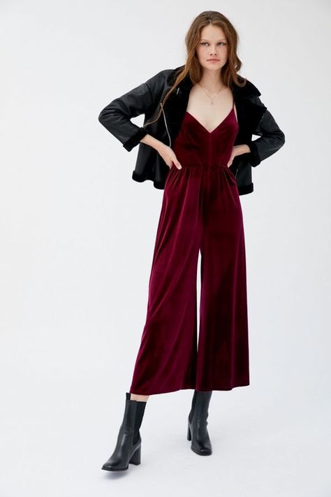 Velvet Jumpsuit Outfit, Red Velvet Jumpsuit, Velour Jumpsuit, Jumpsuit Fall, Streetwear Girl, Velvet Jumpsuit, Jumpsuit Outfit, Cropped Jumpsuit, Midi Maxi Dress