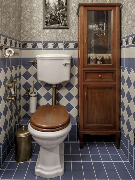 Victorian Bathroom Vintage, Bathroom Moody, Bathroom Eclectic, Baie Vintage, Bedroom Moody, Bathroom Dark, Moody Bathroom, Modular Bathrooms, Vintage Toilet