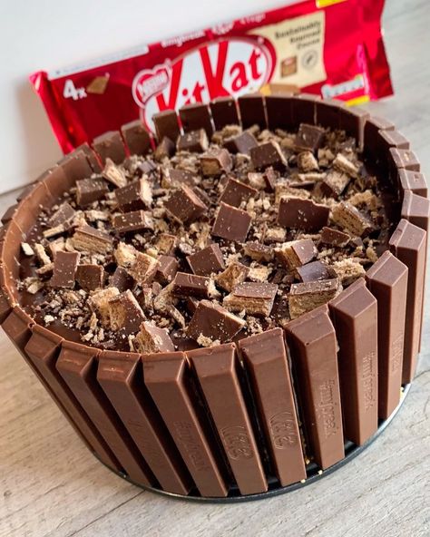 Fitwaffle Kitchen | Eloise on Instagram: “NO BAKE KITKAT CHEESECAKE 😍 Throwback to this super delicious and chocolatey KitKat cheesecake! It’s super easy to make and it’s such a…” Kit Kat Dessert, Kitkat Cheesecake, Chocolate Kit Kat Cake, Fitwaffle Kitchen, Flake Recipes, Oven Pancakes, Kitkat Cake, Kit Kat Cake, Food Deserts