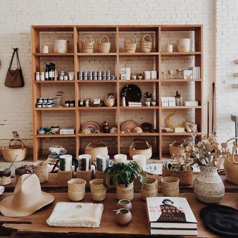 12 Modern Small Retail Space Ideas for Startups - GoTinySpace Retail Space Ideas, Small Retail Space, Small Shop Design, Gift Shop Interiors, Boutique Store Displays, Emprendimiento Ideas, Retail Store Interior Design, Retail Store Interior, Cafe Shop Design