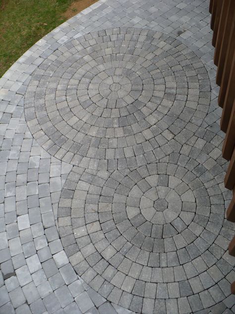 Patio with double circles Stone Pavement, Pavement Design, Paving Pattern, Patio Grande, Paver Designs, Outdoor Paving, Patio Pavers Design, Paver Stones, Driveway Landscaping