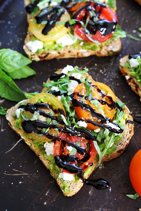 Goat Cheese Toast, Tomato And Goat Cheese, Cheese Toast Recipe, Simple Avocado Toast, Toast Avocado, Avocado Dessert, Avocado Toast Recipe, Goat Cheese Recipes, Healthy Recipes Easy Snacks