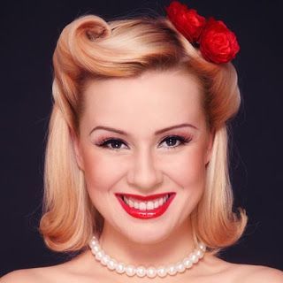 Great tutorial just in time for the holidays! 17 Ways to Make the Vintage Hairstyles - Pretty Designs #retroglamclothing #pinup 50s Hairstyles Short, Cabelo Pin Up, 1950s Hairstyles, 50s Hairstyles, Estilo Pin Up, Pin Up Hair, Retro Pin Up, Curly Bob Hairstyles, 짧은 머리