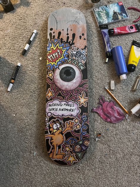 Emo Skateboard Design, Things To Paint On A Skateboard, Skate Bored Design, Graffiti On Skateboard, Skateboard Bottom Design, Cool Skateboard Designs, Skate Board Painting Idea, Painted Skateboard Decks Art, Skateboard Ideas Design