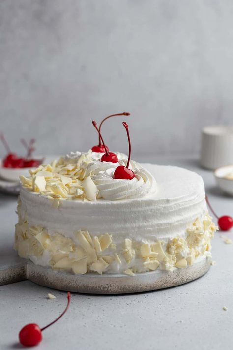 White Forest cake recipe has everything to fall in love: soft vanilla sponge cake layers, decadent white chocolate, juicy maraschino cherries, luscious Chantilly cream, and stunning design. This cake is an absolute winner for a birthday or any other celebration. Grab the recipe at www.bakinglikeachef.com White Forest Cake Designs, White Forest Cake Decoration, White Forest Cake Recipe, Vanilla Cake Design, Cake Forest, Forest Cakes, White Forest Cake, Cake Whipped Cream, Black Forest Cake Recipe