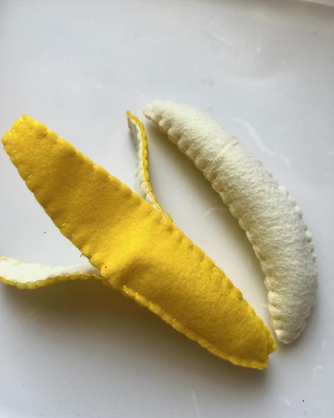 Cutest banana felt toy. Tutorial and free template https://woojr.com/banana-felt-food-tutorial-pattern/?unapproved=64590&moderation-hash=161b3efb754aa9891b8d191107585dcc#comment-64590 #felttoy #feltcraft #felt #feltfruit #feltbanana Felt Orange Pattern, Felt Banana, Felt Vegetables, Felt Apple, Felt Toy Patterns Free Templates, Felt Food Patterns Free Templates, Felt Food Templates, Felt Food Patterns Free, Play Food Diy