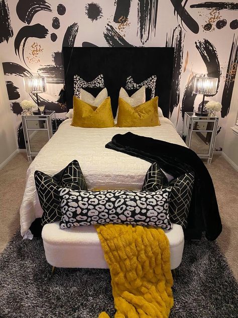 Apartment Finds, Black And White Bedroom, Black Bedroom Decor, Fantasy Bedroom, Apartment Checklist, Luxury Room Bedroom, Glam Bedroom, First Apartment Decorating, Future Apartment Decor