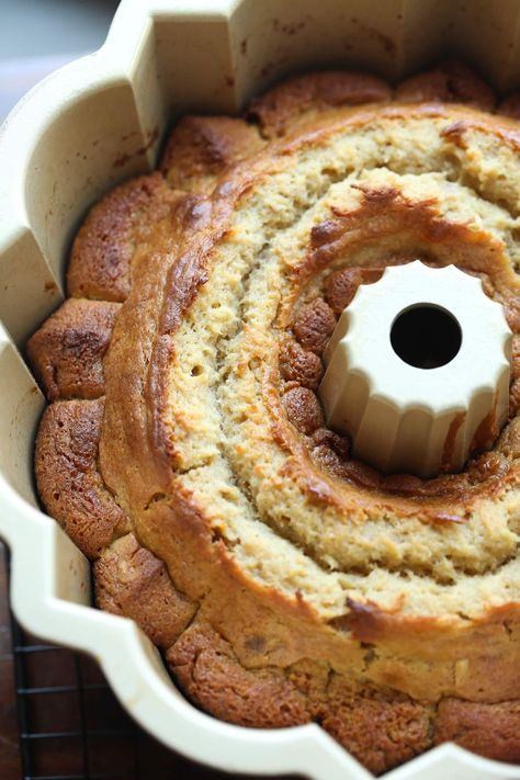 Banana Pound Cake, Cake Recipe From Scratch, Banana Bundt Cake, Banana Bundt, Bundt Recipes, Banana Dessert Recipes, Banana Cake Recipe, Pound Cake Recipe, Cake Platter