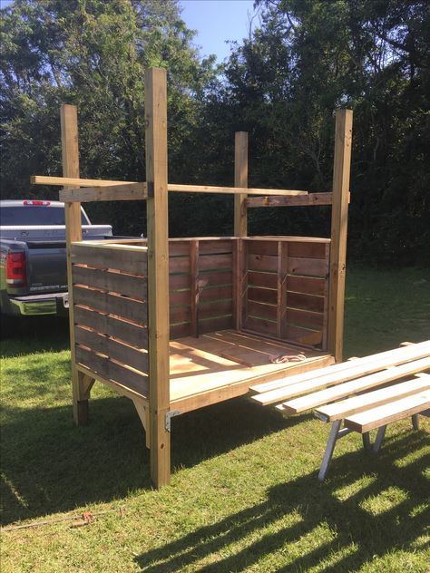 Pallet Deer Blind Homemade Deer Ground Blinds, Wood Pallet Deer Blind, Pallet Deer Stand, Pallet Deer Blind, Duck Blind Ideas, Homemade Deer Blinds, Duck Blinds, Duck Hunting Blinds, Deer Blind Plans