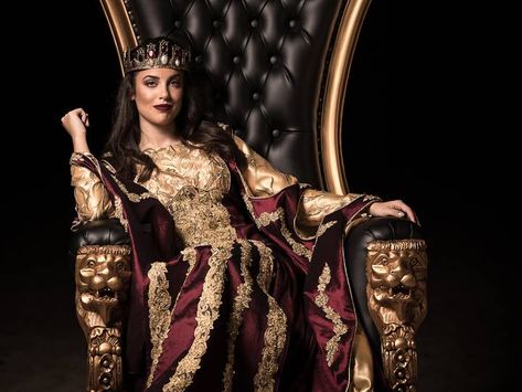 A new queen takes the throne at 'Medieval Times.' Reign Fashion, Medieval Times, Beauty Queen, I Am A Queen, Historical Dresses, Pose Reference Photo, Branding Photos, Beauty Queens, King Queen