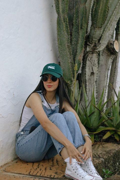 Green Cap Outfits For Women, Green Cap Outfit, Cap Women Outfit, Ball Cap Outfit, Cap Outfits For Women, Tomboyish Outfits, Outfits Primavera, Cap Outfit, Outfit Primavera