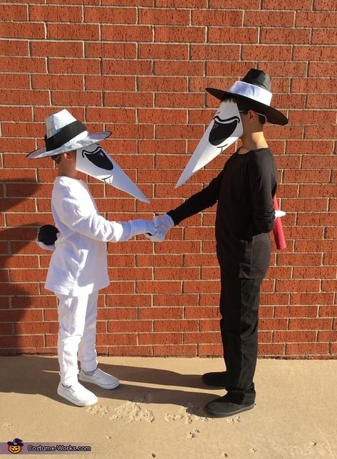 Spy Costume Ideas, Vs Costume, Spy Costume, Spy Halloween, Friends Costumes, Homemade Costumes For Kids, 2017 Halloween Costumes, Spy Vs Spy, Friend Costumes