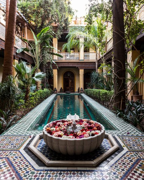 Moroccan Curtains, Moroccan Courtyard, Tiles Moroccan, Low Maintenance Garden Design, Moroccan Garden, Moroccan Houses, Moroccan Homes, Moroccan Interiors, Casa Patio