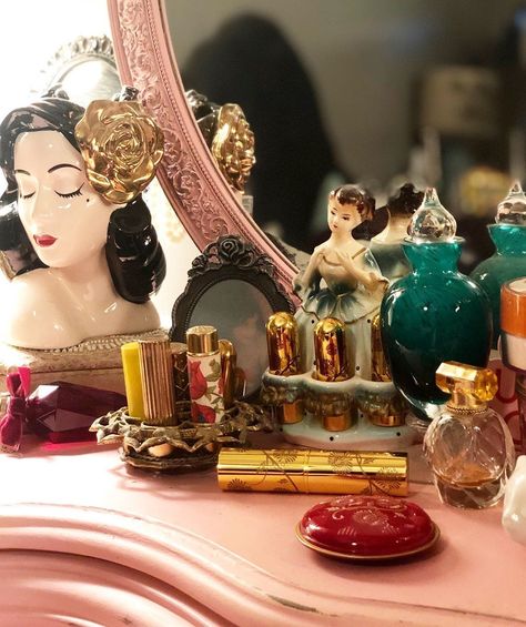 1950s Vanity Aesthetic, 50s Vanity Aesthetic, Vintage Makeup Display, Vintage Makeup Storage, Getting Ready Vanity, Hollywood Dressing Room, Vintage Dressing Room, Fancy Vanity, Vintage Vanity Aesthetic