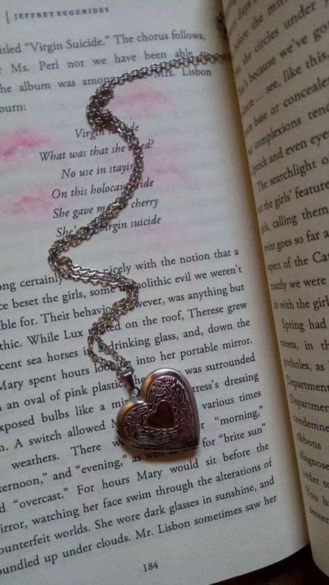 Niya Core, Books And Pens Photography, Old Best Friends, Heart Socks, Best Friend Necklaces, Heart Shaped Sunglasses, Friend Necklaces, Girl Jewelry, Shadow Hunters