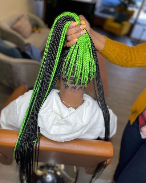 Green Pickaboo Braids, Peekaboo Box Braids Green, Shego Braids, Black And Green Box Braids, Lime Green Braids, Cute Back To School Hairstyles Black, Green Peekaboo Braids, Back To School Braids Black Teens, Braided Protective Hairstyles