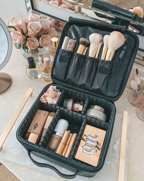 The $28 Make Up Bag You Need Now Powder Sunscreen, Desain Tote Bag, Cella Jane, Leather Cosmetic Bag, Makeup Train Case, Makeup Training, Makeup Travel Case, Make Up Organiser, Beach Beauty