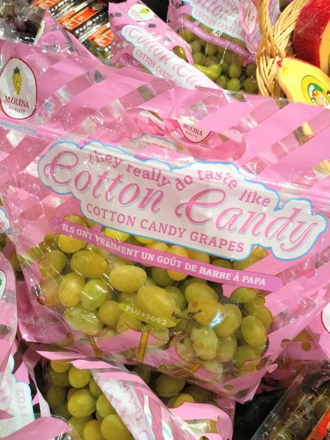 Yes these grapes really taste like Cotton Candy. Cotton Candy grapes from Mexico are available from May to June  #cottoncandygrapes #grapes #fruit #seasonal #eatlikenooneelse | eatlikenoone.com Candy Grapes, Cotton Candy Grapes, Growing Cotton, Cotton Candy Flavoring, Sprouts Farmers Market, Walnut Salad, Food Babe, Candied Fruit, Green Grapes