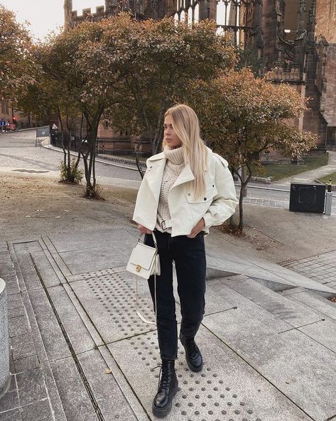 @mildagud pe Instagram: „🤎🍂 @lilylulufashion #lilylulufashion” Cropped Jacket Street Style, White Leather Jacket Outfit, Chilly Weather Outfits, Leather Jacket Street Style, White Cropped Jacket, Minimal Wardrobe, White Leather Jacket, Winter Inspo, Style 2023