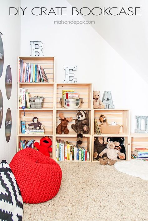 Create an adorable reading and play room for kids with this diy wood crate bookcase | maisondepax.com Crate Bookcase, Kids Book Storage, Kids Bedroom Organization, Diy Playroom, Crate Bookshelf, Crate Shelves, Diy Casa, Playroom Organization, Bookshelves Diy