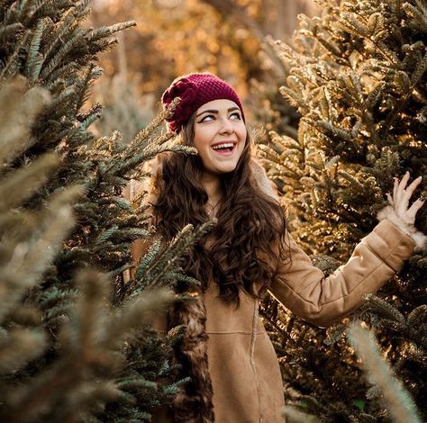 Christmas Tree Farm Photo Shoot Single, Christmas Tree Farm Holiday Photos, Outdoor Christmas Tree Photoshoot, Christmas Tree Photoshoot, Tree Farm Pictures, Xmas Photoshoot, Tree Farm Photo Shoot, Christmas Tree Farm Photo Shoot, Winter Senior Pictures