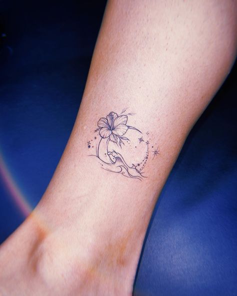 White Flower Tattoo Shoulder, Feminine Sea Turtle Tattoo, Seashell Ocean Tattoo, Hibiscus Ocean Tattoo, Diamond Head Hawaii Tattoo, Tattoo Idea Forearm Female, Sea And Flower Tattoo, Pelvic Area Tattoo, Ocean Meaning Tattoo