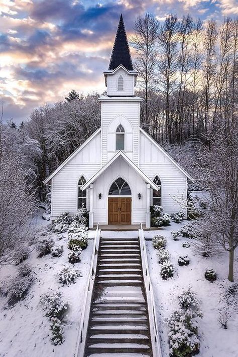 Trending Hairstyles For Women, Abandoned Churches, Old Country Churches, Church Pictures, Take Me To Church, Old Churches, Country Church, Cathedral Church, Church Architecture