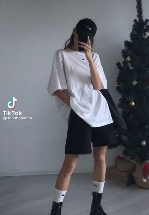 Tomboy Outfits With Shorts, Tomboy Style Outfits Shorts, Tomboy Fits Shorts, Lesbian Shorts Outfit, Tomboy Shorts Outfit, Lesbian Outfits Casual Tomboy Style, Tomboy Outfits Shorts, Cute Lesbian Outfits, Style Tomboy Girl