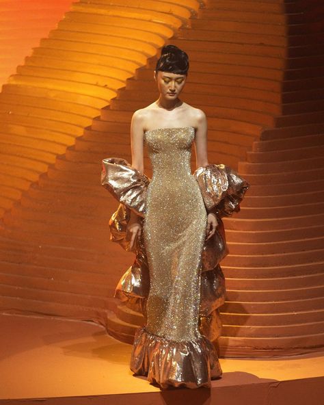 Yogie Pratama, Looks Rihanna, Gold Dresses, Gala Outfit, 90s Runway Fashion, Runway Fashion Couture, Runway Dresses, Gala Dresses, Glam Dresses