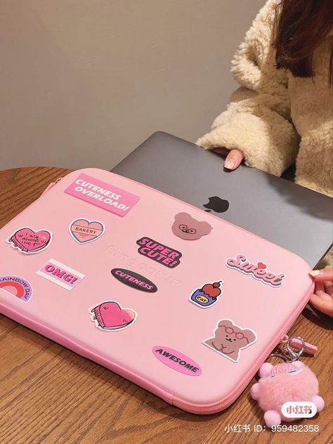 Cute Wallpaper Macbook, Ios Cute Wallpaper, Laptop Decoration, Cute Ipad Cases, Apple Iphone Accessories, Cute Headphones, Wallpaper Macbook, Pink Laptop, Iphone Life Hacks