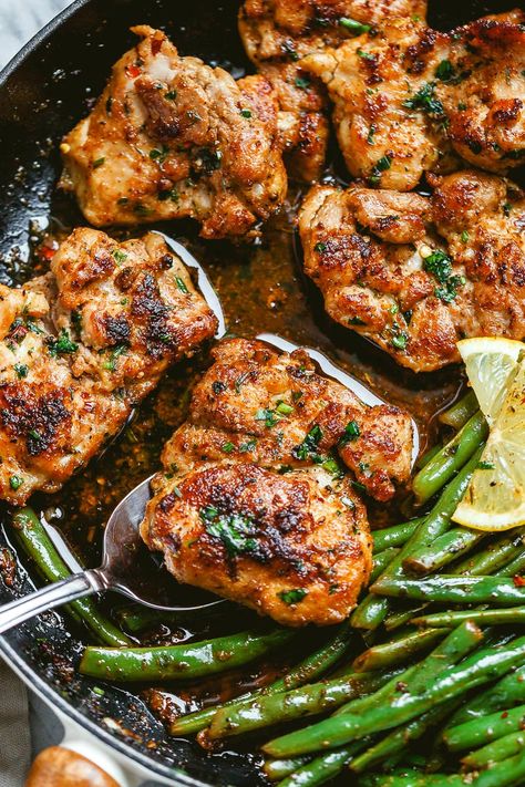 Lemon Garlic Butter Chicken and Green Beans Skillet - #chicken #recipes #eatwell101 #recipes - So addicting! This #paleo #lowcarb #keto skillet chicken recipe is a snap to fix and cook. - #recipe by #eatwell101® Eatwell101 Recipes, Green Beans Skillet, Lemon Garlic Butter Chicken, Keto Skillet, Chicken And Green Beans, Chicken And Asparagus, Skillet Dinner Recipes, Chicken Skillet Recipes, Cooking Green Beans