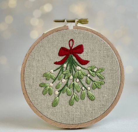 Christmas Embroidery Ideas, Mistletoe Christmas, Winter Embroidery, Small Embroidery, Christmas Embroidery Patterns, Christmas Craft Kit, Diy Broderie, Embroidered Christmas, Stitch Guide