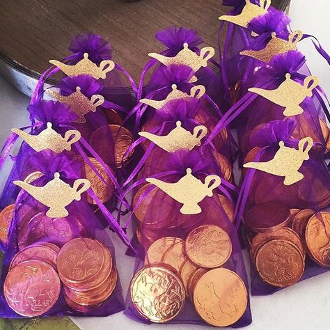 Sugarlicious Parties en Instagram: “Love how the @the_modern_housewife used our #goldglitter #Aladdin lamps for her daughters #party” Arabian Theme Party, Aladdin Wedding, Princess Jasmine Party, Food For Party, Arabian Party, Aladdin Et Jasmine, Aladdin Birthday Party, Arabian Nights Theme, Girls Night In Party Ideas